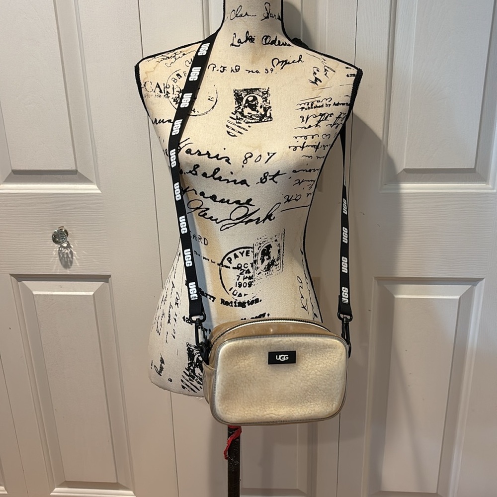 UGG Janey II Clear Convertible Crossbody/Fanny Pack Bag - Picture 9 of 11